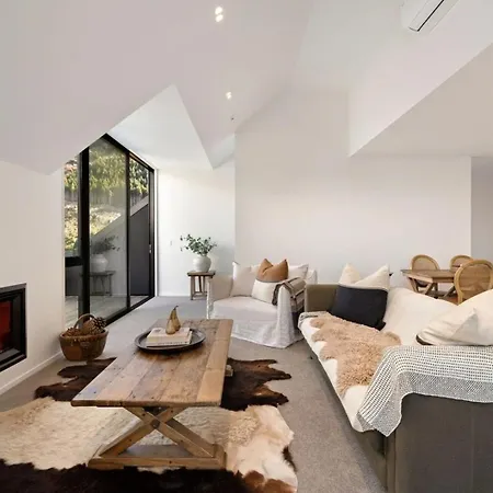 Contemporary 3 Bedroom House With Stunning View